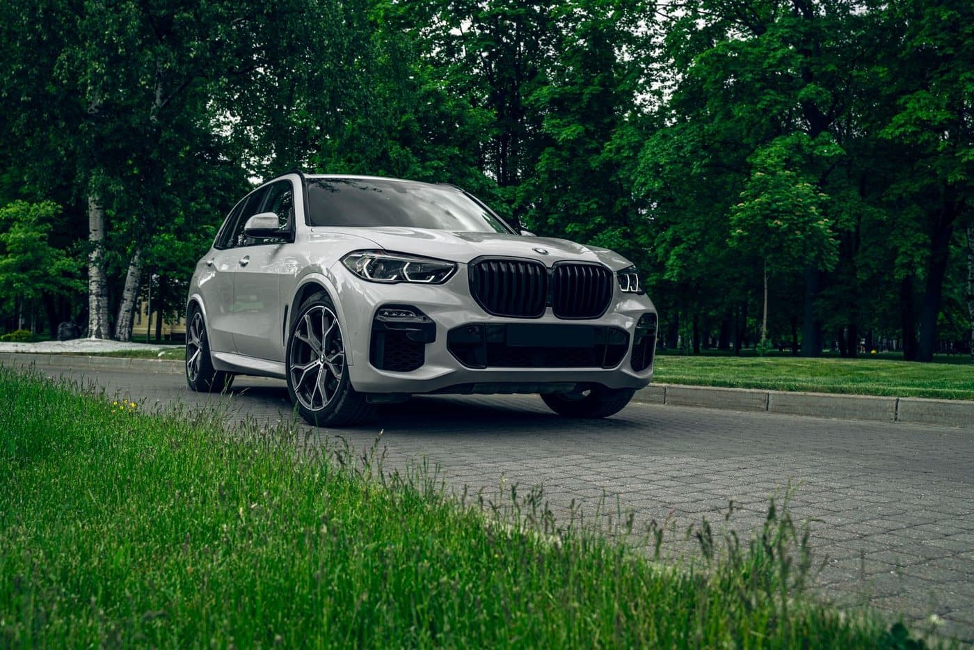 SUV blanca importada, lista para entregar